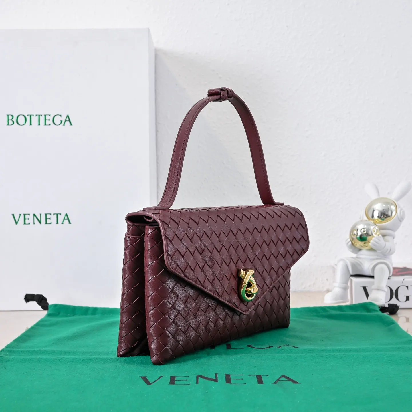 Batch 1660 #Bv new Knot Lock crossbody bag 🎈2025 early spring kont lock new series is hot on the market 🔥The brand's classic weaving process, with kont's metal rotating buttons, are exquisite and eye-catching, which is a luxurious embellishment of details. The upper body is elegant and elegant, with internal double compartments + card slots + back compartment. Super versatile, multiple carrying methods, detachable shoulder strap, portable/shoulder/cross-body, retro and fashionable, easy to carry with exquisite old-line style🫴 Model: 7191 Size: 25x16x5.5